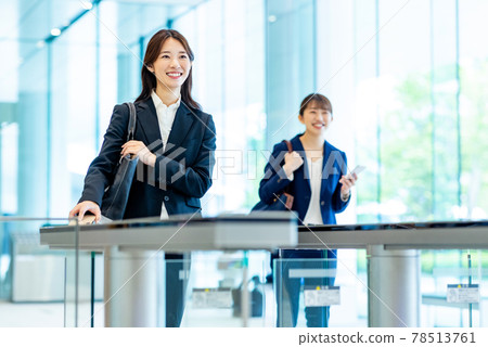 一位女士拿著智慧型手機通過安檢門 攝影合作:LINK FOREST。 一位女士拿著智慧型手機通過安檢門 攝影合作:LINK FOREST。 78513761