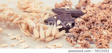 Granola, oat flakes and chocolate, healthy food for breakfast 78515052