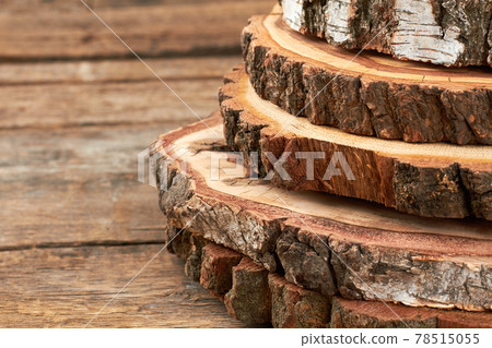 Natural round wood slices with bark. 78515055