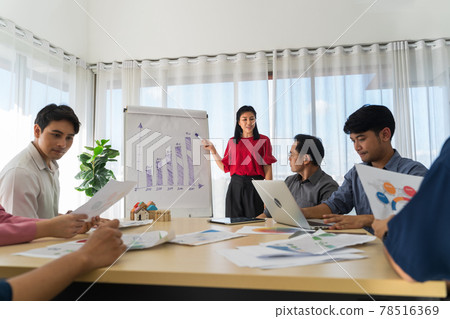 Women employees of start-up companies are presenting increased profits to colleagues of various ages.Trainers are demonstrating developments using bar charts during meetings in business concept. 78516369