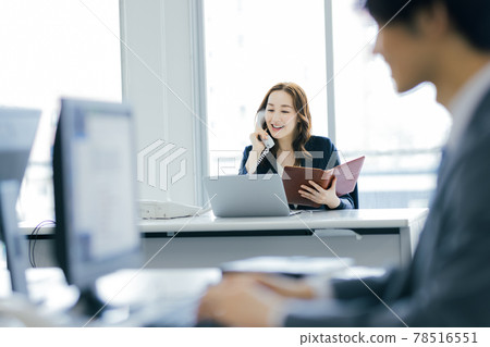 在辦公室工作的商務人士 78516551