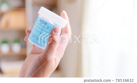 Hand holding a semen collection cup 16:9 78516632