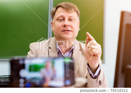 Male teacher conducts online English lesson training 78518322