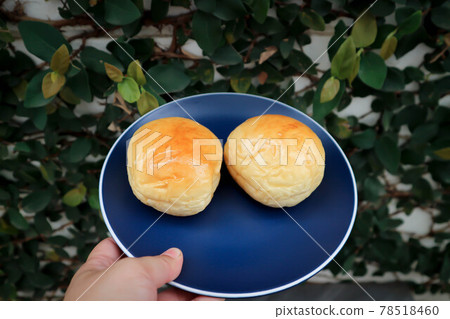 bun or perilla bun, cream bun or butter bun bun or perilla bun, cream bun or butter bun 78518460
