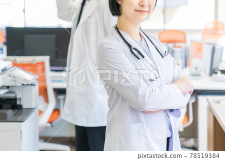 Young male and female medical team 78519384