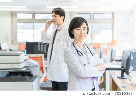 Young male and female medical team 78519385