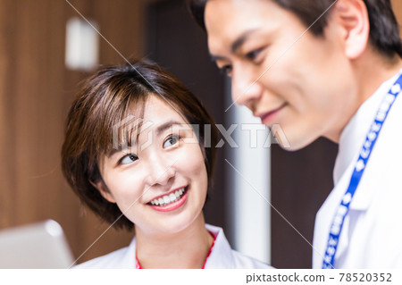 Young doctor talking about treatment policy 78520352