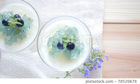 Yogurt jelly topped with butterfly pea jelly 78520678