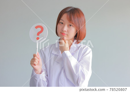 穿著白大褂的女人拿著哈特納盤子 78520807