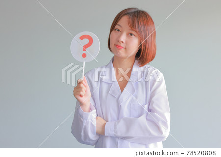 穿著白大褂的女人舉著哈特納盤子 78520808