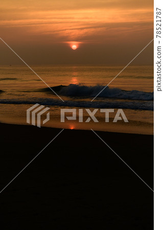 Dawn of the summer sea Dawn of the summer sea 78521787