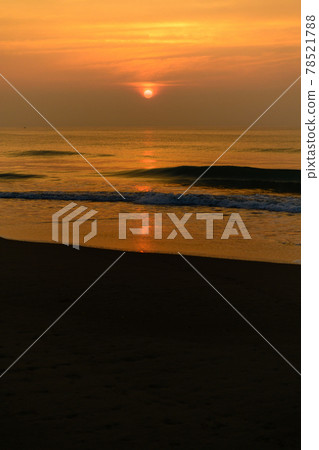 Dawn of the summer sea Dawn of the summer sea 78521788