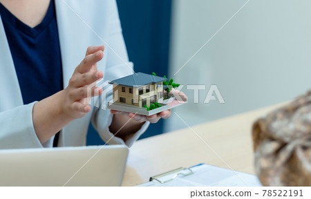 Female house maker designer interviewing a couple 78522191