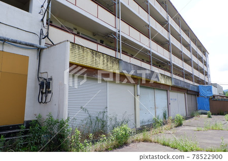 The closed shopping district of the housing complex 78522900