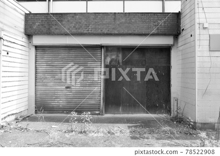 Closed shops in the housing complex 78522908