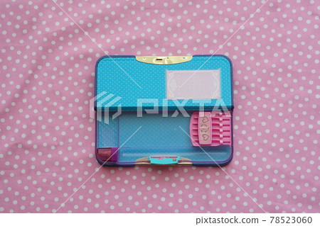 打開蓋子的鉛筆盒內部 78523060