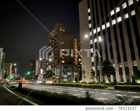 當地城市主幹道沿線的夜景 78523257