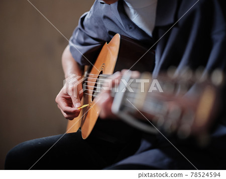 People who play the guitar 78524594