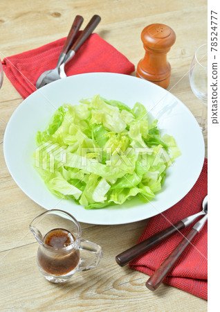 吃起來方便又美味的「條紋生菜沙拉」。非常適合不喜歡蔬菜的孩子。 78524777