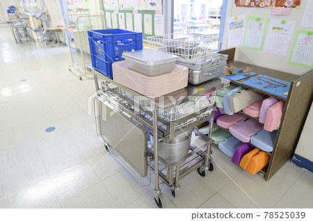 School lunch (serving cart) School lunch (serving cart) 78525039