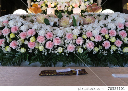 Fashionable flower altar with dahlia 78525101