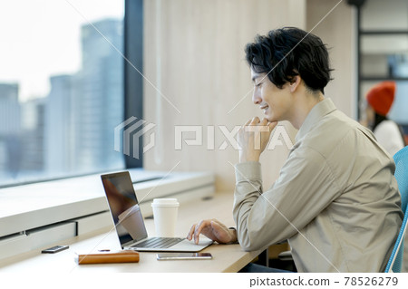 在辦公室工作的人共享辦公室 在辦公室工作的人共享辦公室 78526279