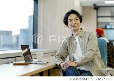 Men working in the office shared office 78526289