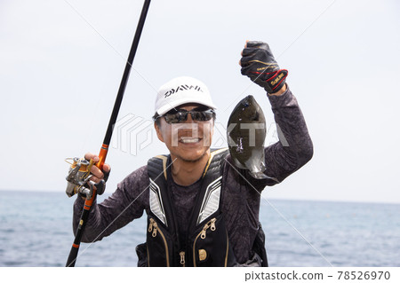 A man who caught a black porgy while fishing 78526970