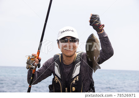 A man who caught a black porgy while fishing 78526971