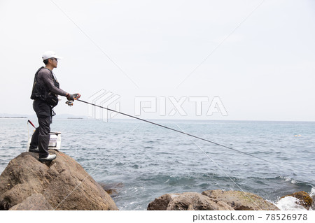 一個人在岸邊釣魚 一個人在岸邊釣魚 78526978