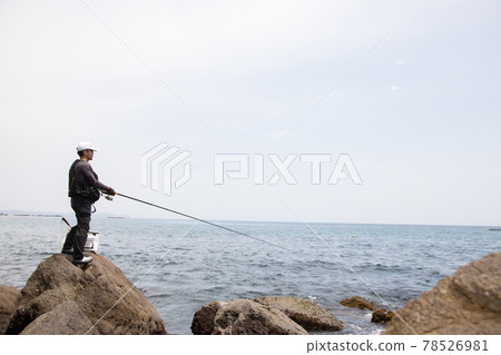 一個人在岸邊釣魚 一個人在岸邊釣魚 78526981