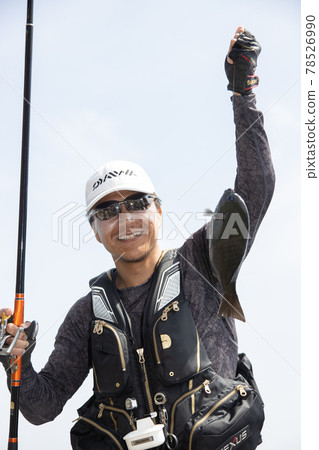 一個人在釣魚時捕獲了一條海豚 一個人在釣魚時捕獲了一條海豚 78526990
