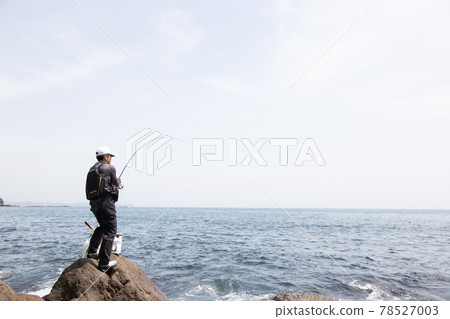 一個人在岸邊釣魚 78527003