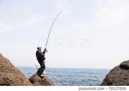 一個人在岸邊釣魚 一個人在岸邊釣魚 78527009