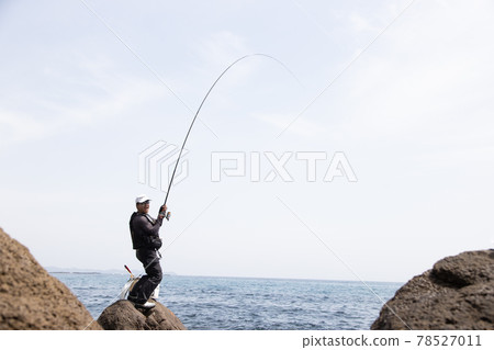 一個人在岸邊釣魚 一個人在岸邊釣魚 78527011