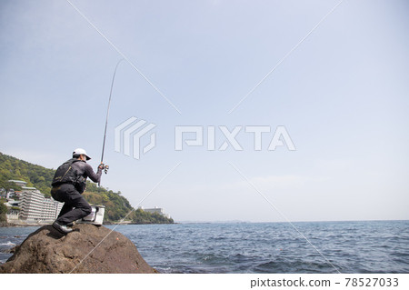 一個人在岸邊釣魚 一個人在岸邊釣魚 78527033