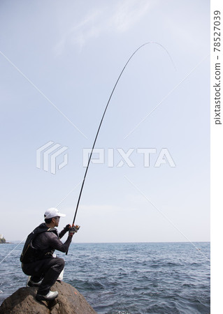 一個人在岸邊釣魚 一個人在岸邊釣魚 78527039