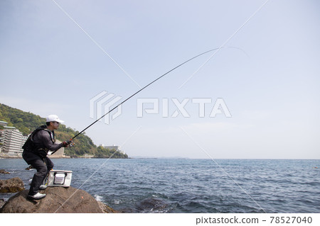 一個人在岸邊釣魚 一個人在岸邊釣魚 78527040