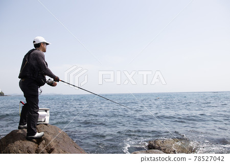 一個人在岸邊釣魚 一個人在岸邊釣魚 78527042