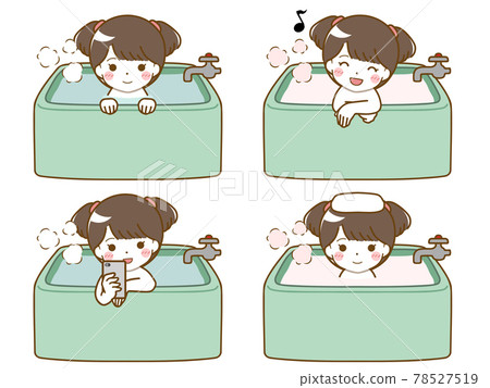 一個年輕的女孩洗澡很開心 一個年輕的女孩洗澡很開心 78527519
