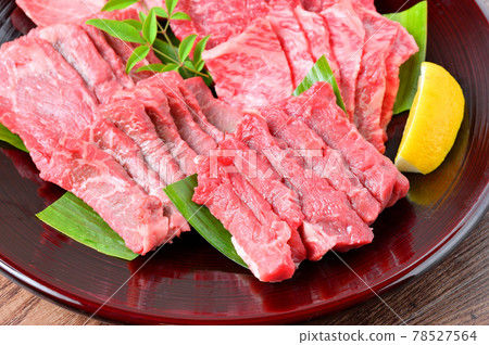 Rare cuts of beef from domestically-bred crossbred cattle. Shinshin, Ichibo, Zabuton, Misuji, Kainomi. (It is unclear whether the names of the cuts are correct.) 78527564