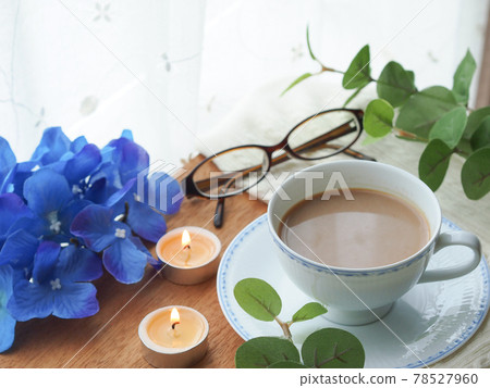 Cafe au lait placed by the window 78527960