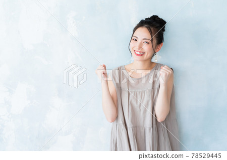 對 20 多歲女性的支持 78529445