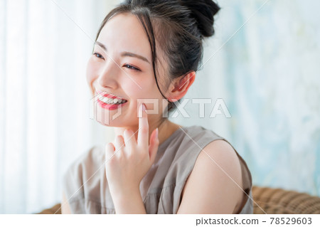 Dark lipstick for girls in their 20s 78529603