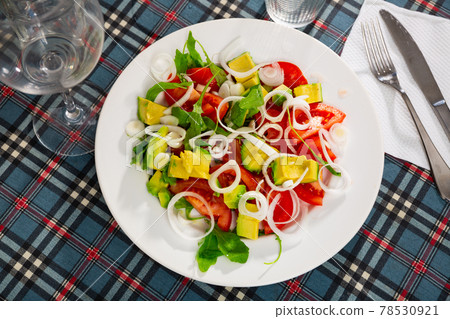 Healthy vegan salad with avocado, arugula and tomato 78530921