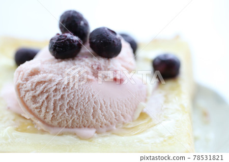 Sweet toast with large blueberries and strawberry ice cream Sweet toast with large blueberries and strawberry ice cream 78531821