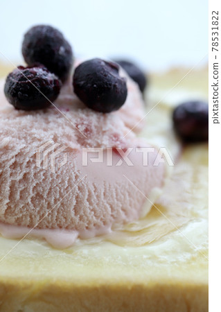 Sweet toast with large blueberries and strawberry ice cream Sweet toast with large blueberries and strawberry ice cream 78531822