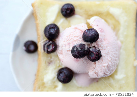 Sweet toast with large blueberries and strawberry ice cream 78531824
