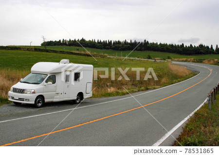 Travelling around in a camper 78531865