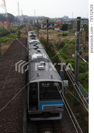 Sagami Line 205 series train passing through Iriya Station during the morning rush hour 78532626
